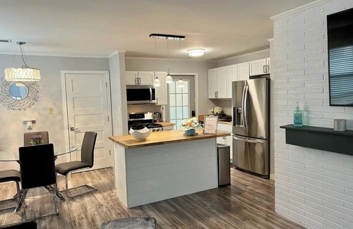 Boardman House | Pet-Friendly Charming & Cozy 3-bedroom house AC & WiFi in pleasant Youngstown