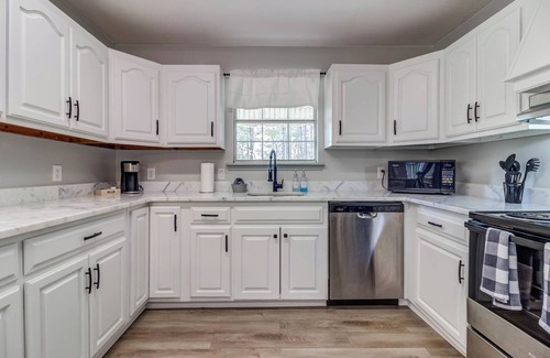 Gulfport House | Pet Friendly + Close to Casinos + Ample Parking