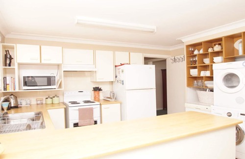 Armidale House | Pet Friendly Cockatoo Corner