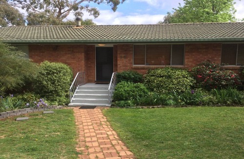 Armidale House | Pet Friendly Cockatoo Corner