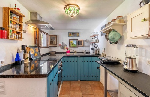 Albunuelas House | Pet-Friendly Cottage 'Casa Escondida' with Mountain View, Pool & Wi-Fi