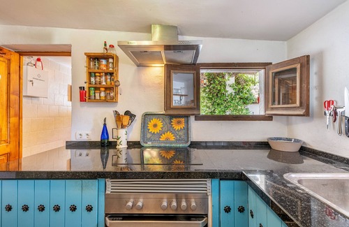 Albunuelas House | Pet-Friendly Cottage 'Casa Escondida' with Mountain View, Pool & Wi-Fi