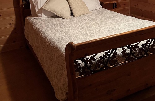 Sweetbriar Farms Cabin | Pet Friendly Cozy Loft Apartment in Lake Lure