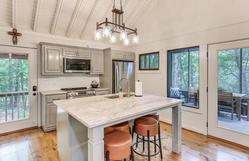 Dadeville Cabin | Pet-Friendly Dadeville Cabin w/Hot Tub & Porch