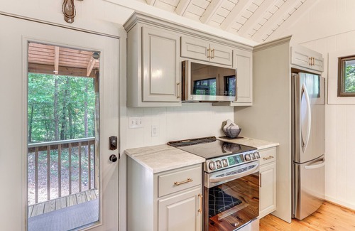 Dadeville Cabin | Pet-Friendly Dadeville Cabin w/Hot Tub & Porch