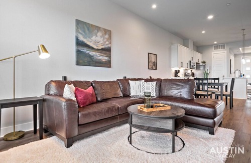 East MLK Apartment | Pet-Friendly East ATX w/Gym, Work Desk & Parking