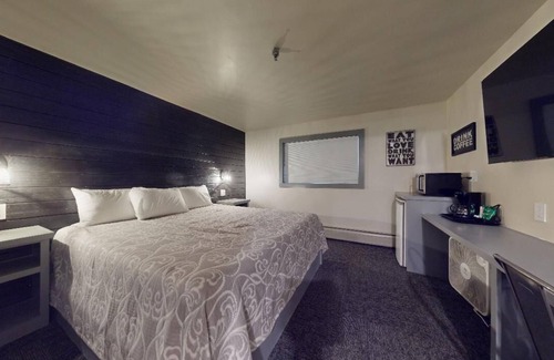 Angel Fire Hotel | Pet Friendly | Easy Access | Elk Horn Lodge 100