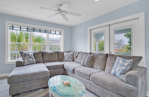 Miramar Beach Cottage | Pet Friendly Elevated Cottage-1 Block 2 Beach-Pool