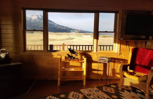 Livingston Cabin | Pet friendly Emigrant Pk Cabin 30 mins - Yellowstone. 5 mins to Chico ht springs