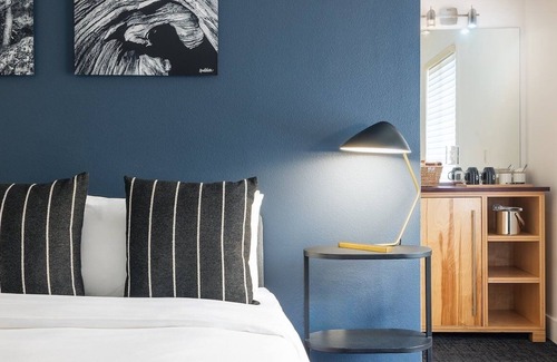 Truckee Hotel | Pet-Friendly Escape Near Lake Tahoe w/Hot Tub for Chilly Evenings - Parking