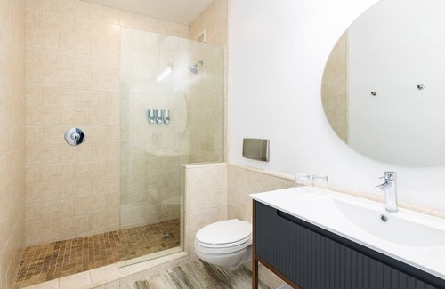 Truckee Hotel | Pet-Friendly Escape Near Lake Tahoe w/Hot Tub for Chilly Evenings - Parking