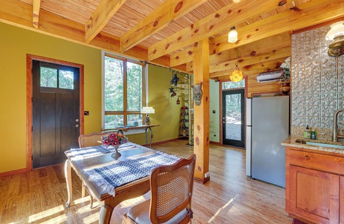 Eureka Springs Cottage | Pet-friendly Eureka Springs Rental w/Private Deck