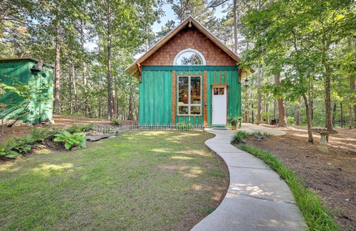 Eureka Springs Cottage | Pet-friendly Eureka Springs Rental w/Private Deck