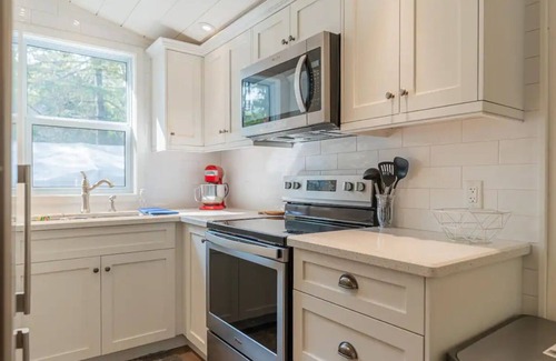 Port Sydney Cabin | Pet Friendly Fall Getaway Waterfront