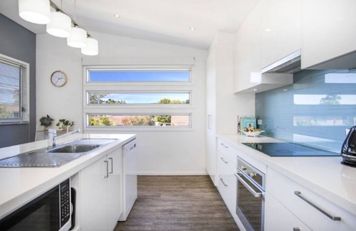 Narrawallee House | Pet-friendly family home close to the beach in Narrawallee