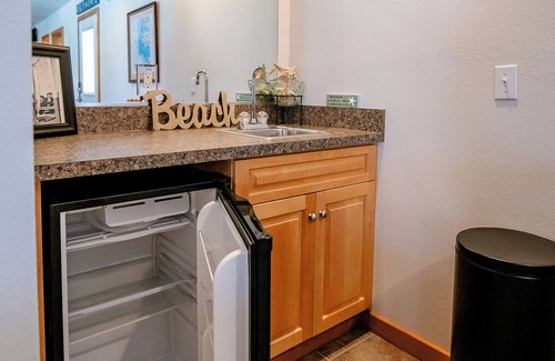 Waves House | Pet Friendly, fenced in Yard and Huge Pool! Sound Views, 2 min walk to Ocean