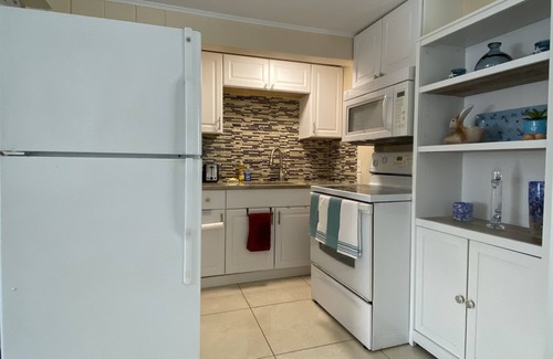 Naples Park House | Pet Friendly, Fully Fenced Cozy Cottage by the Beach