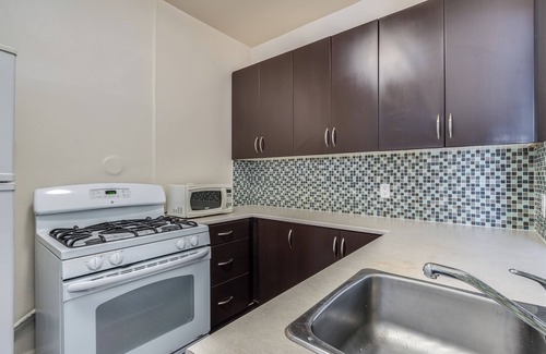 West End Apartment | Pet Friendly Furnished 2 Bedroom @ 935 Jervis