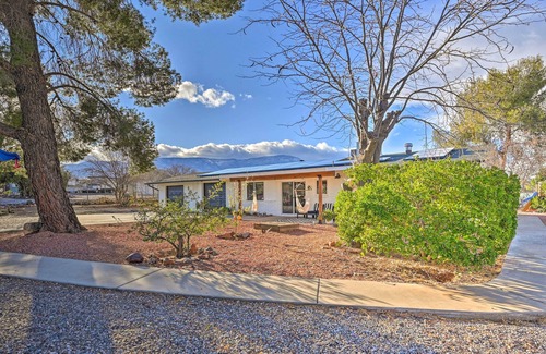 Cottonwood-Verde Village Cottage | Pet-friendly Gem w/Treehouse: 20 Mi to Sedona