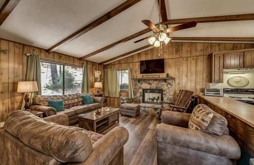 Groveland House | Pet Friendly Grizzly Blair Lodge Cabin