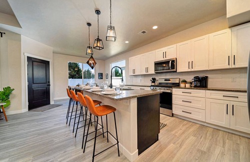 Grand Junction House | Pet Friendly Home w/Epic Yard | Hot Tub | Views