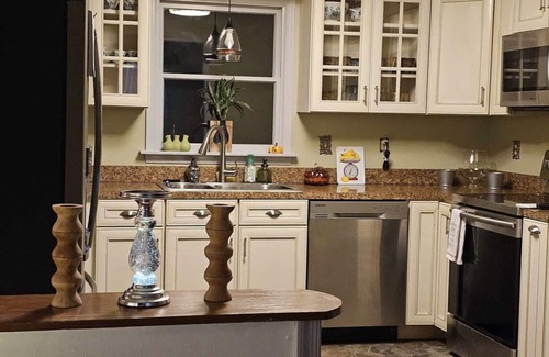 Hood House | Pet friendly home, pond, paddle boat, fishing gear, hiking, wineries, game room