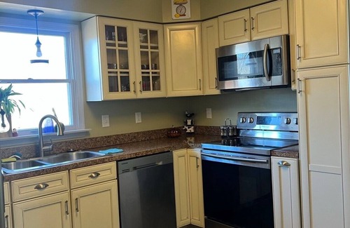 Hood House | Pet friendly home, pond, paddle boat, fishing gear, hiking, wineries, game room