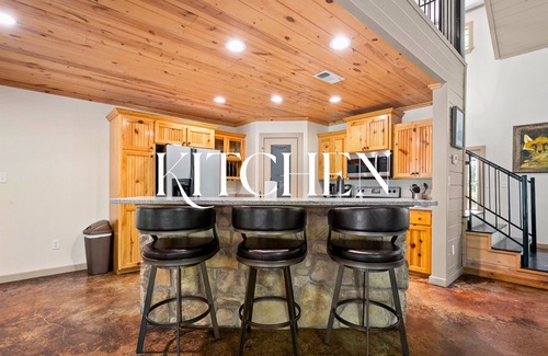 Broken Bow Cabin | Pet-Friendly | Hot Tub | Foosball | Cozy Cabin