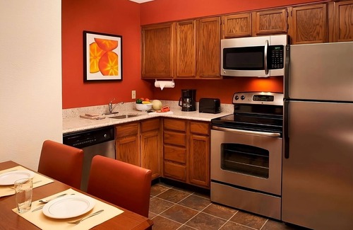 Waukegan Hotel | Pet-friendly Hotel! 3 Relaxing 2BR Suites with Free Breakfast, Outdoor Pool!