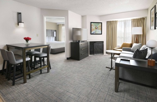 Richardson Resort | Pet-friendly Hotel Near Cotton Bowl Stadium! FREE Parking, Pool, Tennis Court!