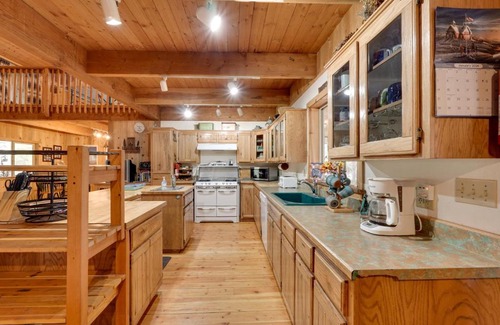 Fort Klamath House | Pet-Friendly House with Deck Near Crater Lake!