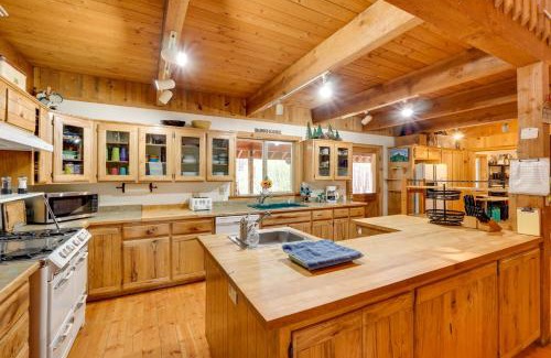 Fort Klamath House | Pet-Friendly House with Deck Near Crater Lake!