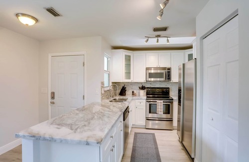 North Palm Beach Heights House | Pet-Friendly Jupiter Townhome, 6 Mi to Beaches!