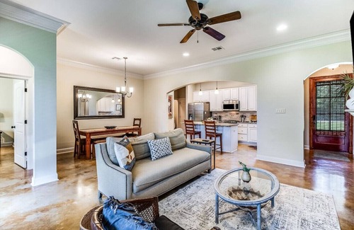 Lafayette House | Pet friendly,king bed,jacuzzi tub,separate shower