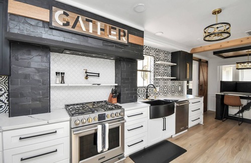 Pearland House | Pet friendly/King Bed/Tranquil Retreat/Fenced Backyard/Master BR on Main