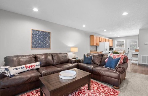 Sharps Chapel House | Pet Friendly. Lakefront firepit. Covered dock. Late summer/fall dates available