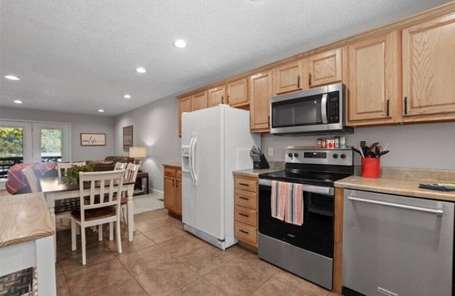 Sharps Chapel House | Pet Friendly. Lakefront firepit. Covered dock. Late summer/fall dates available