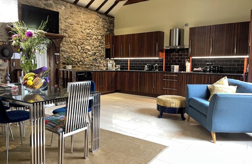 Strathaven Cottage | Pet friendly large Cottage in Strathaven, an outdoor BBQ hut, 20 mins to Glasgow