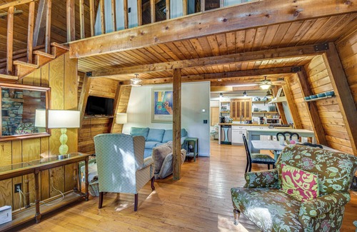 Gumlog Cabin | Pet-Friendly Lavonia Cabin, Walk to Lake Hartwell!