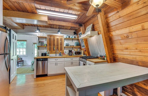 Gumlog Cabin | Pet-Friendly Lavonia Cabin, Walk to Lake Hartwell!