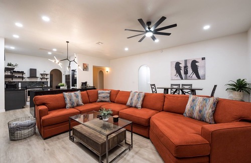Las Cruces House | Pet Friendly Luxury Oasis With Pool and Hot-Tub! EV