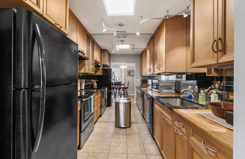 Whitfield House | Pet Friendly. Minutes to Beaches. Charming 2-bedroom house in adorable Sarasota.