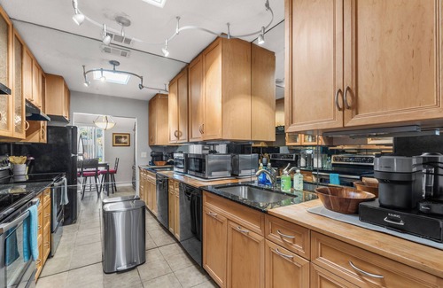 Whitfield House | Pet Friendly. Minutes to Beaches. Charming 2-bedroom house in adorable Sarasota.