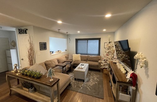 Arapahoe Ridge House | PET FRIENDLY! Modern & Cozy, minutes from Campus and Pearl st!