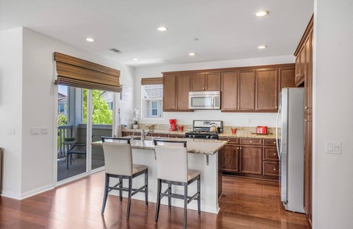 Riverpark House | Pet-Friendly, Modern Riverpark Retreat (30+ Days)