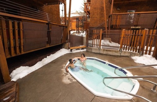 Truckee Hotel | Pet-Friendly Mountain Stay with Free Bikes & Garden – Family Adventure Base