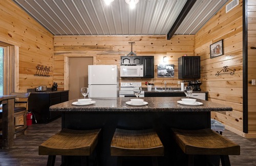 Broken Bow Cabin | ☀️Pet friendly! 🌲New Cabin, Hot Tub, 🔥Pit, Grill