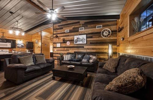 Broken Bow Cabin | ☀️Pet friendly! 🌲New Cabin, Hot Tub, 🔥Pit, Grill