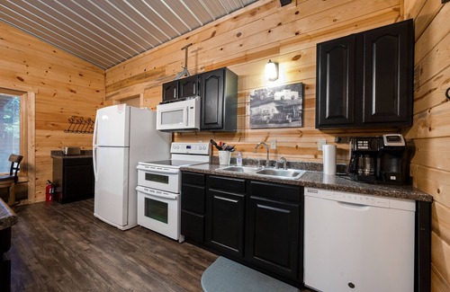 Broken Bow Cabin | ☀️Pet friendly! 🌲New Cabin, Hot Tub, 🔥Pit, Grill