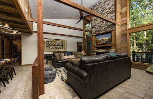 Broken Bow House | Pet Friendly Paradise in the Southern Hills of Hochatown, Oklahoma, Perfect for a Weekend Escape